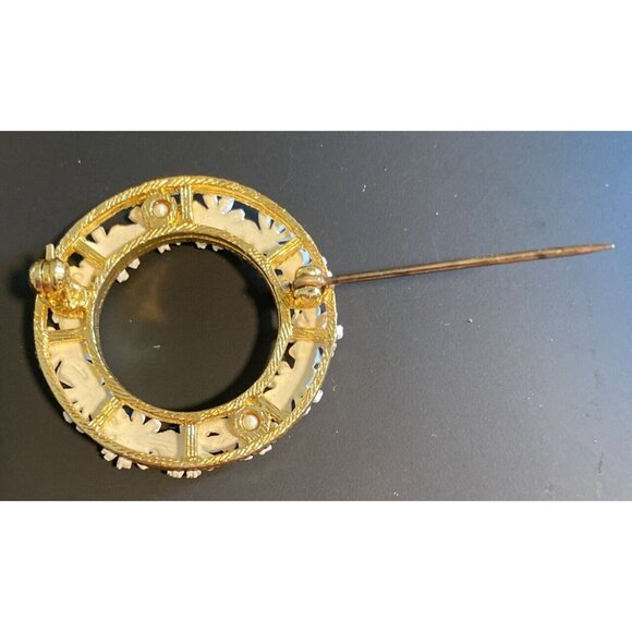 Vintage Flower Power Daisy Wreath Hippie Boho White Yellow Enamel On Gold Tone - Picture 4 of 8